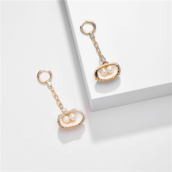 🐚 Goldtone Chain Drop Shell Earrings with Freshwater Pearl Inlay - Picture 1 of 1